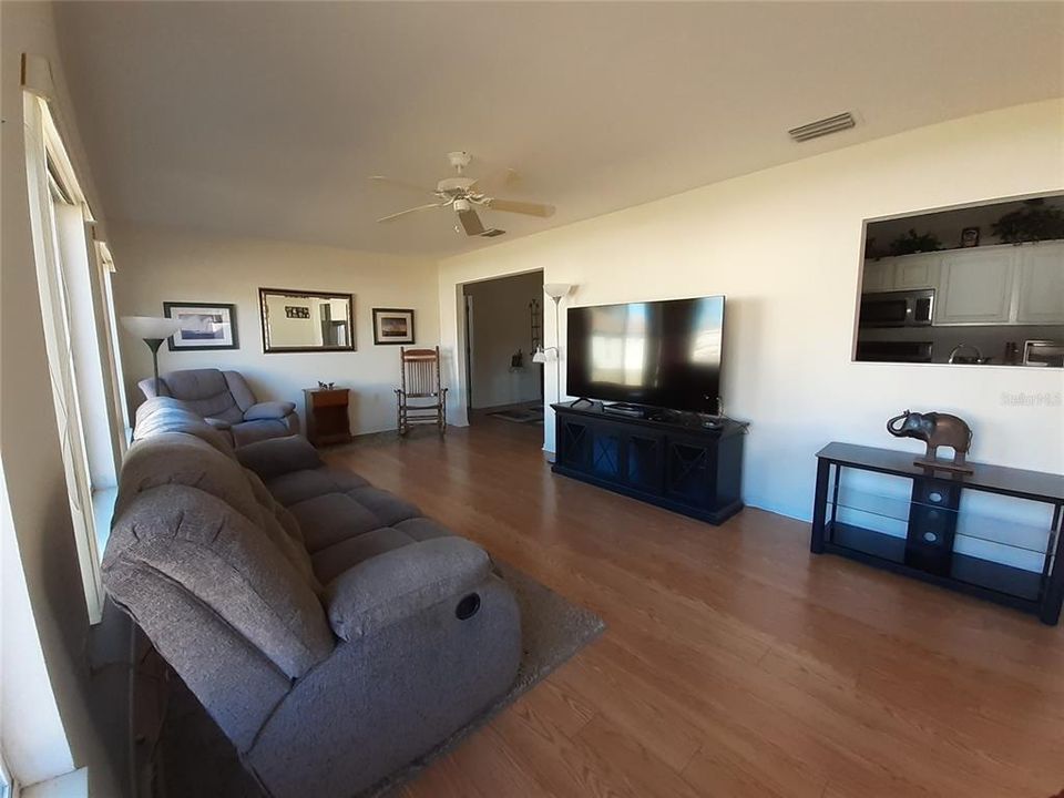 For Sale: $249,900 (2 beds, 2 baths, 1866 Square Feet)