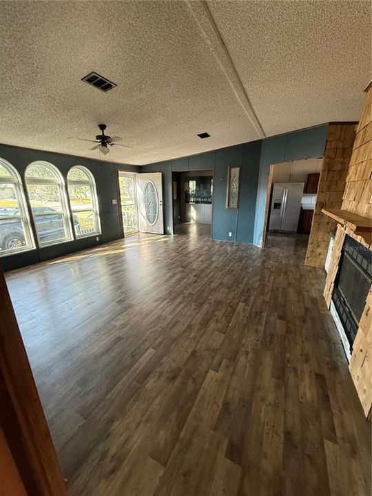 For Sale: $299,000 (3 beds, 2 baths, 1512 Square Feet)