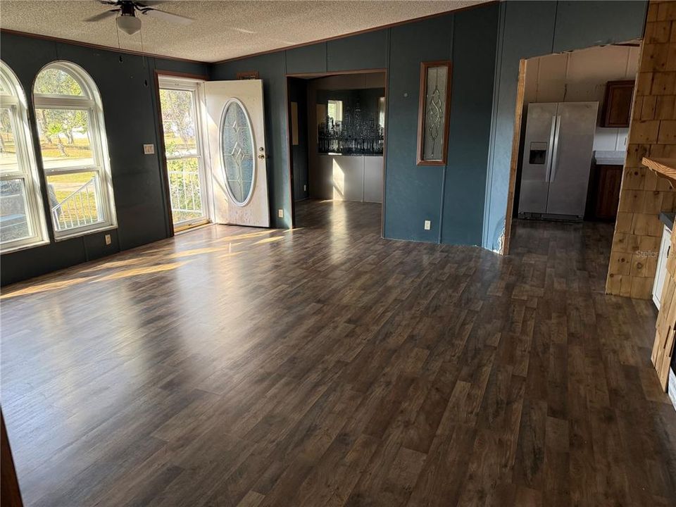 For Sale: $299,000 (3 beds, 2 baths, 1512 Square Feet)