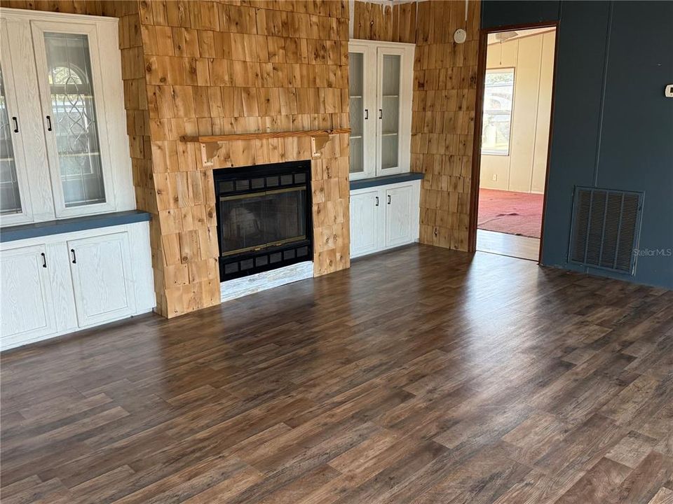 For Sale: $299,000 (3 beds, 2 baths, 1512 Square Feet)