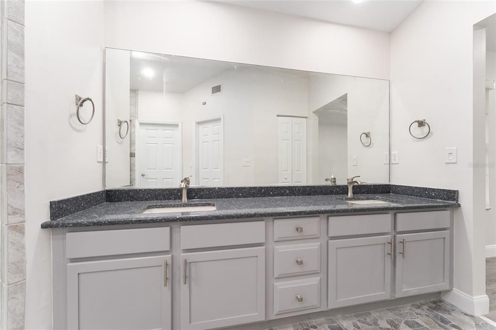 For Sale: $479,000 (4 beds, 2 baths, 2487 Square Feet)