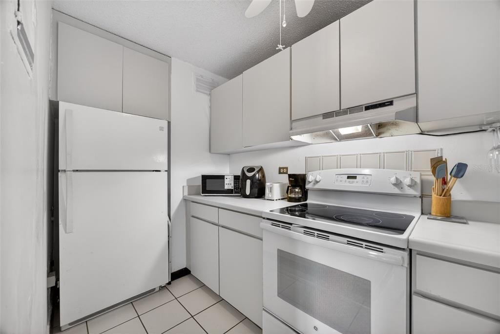 For Sale: $260,000 (1 beds, 1 baths, 684.77 Square Feet)