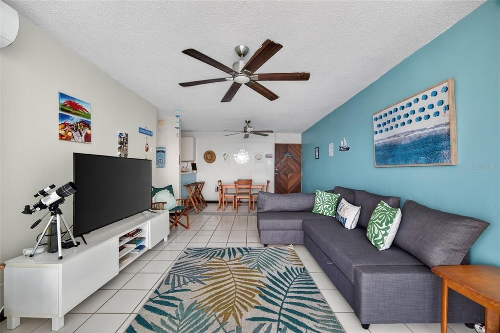 For Sale: $260,000 (1 beds, 1 baths, 684.77 Square Feet)