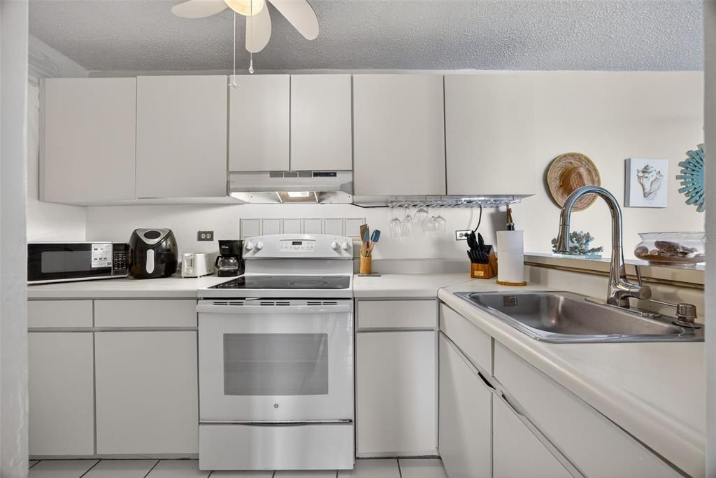 For Sale: $260,000 (1 beds, 1 baths, 684.77 Square Feet)