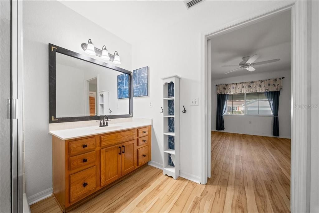 待售: $199,900 (2 贝兹, 2 浴室, 1296 平方英尺)