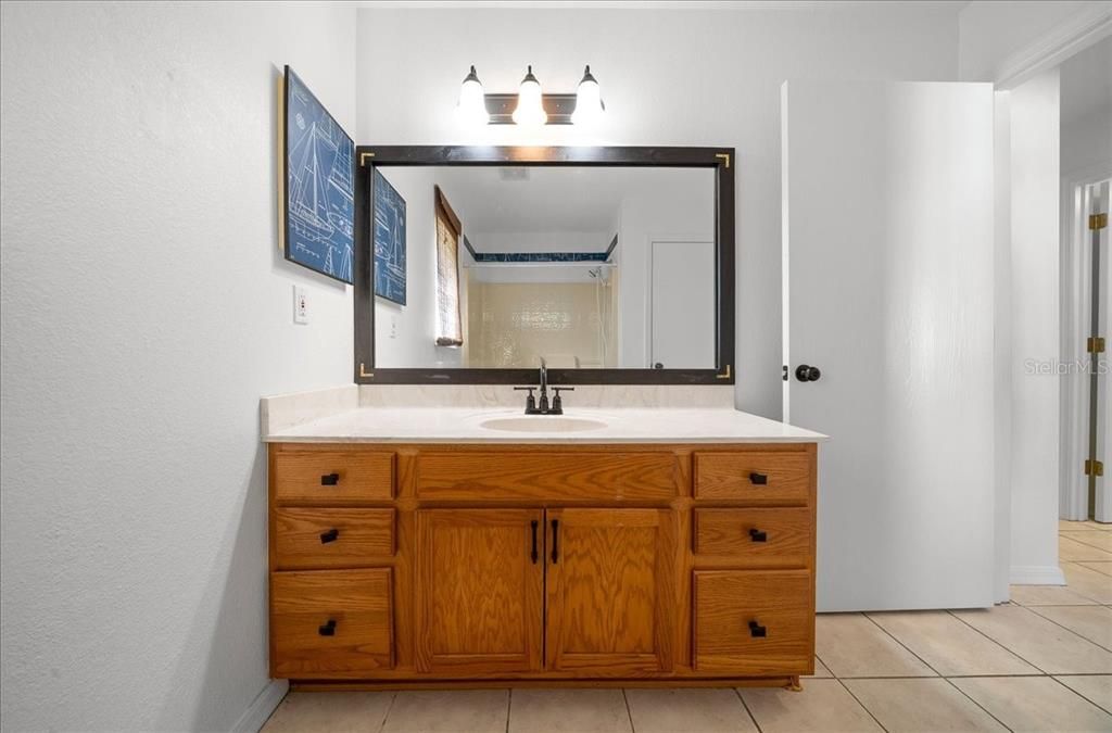 待售: $199,900 (2 贝兹, 2 浴室, 1296 平方英尺)