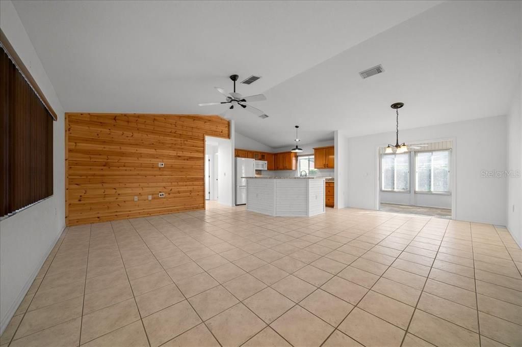 待售: $199,900 (2 贝兹, 2 浴室, 1296 平方英尺)