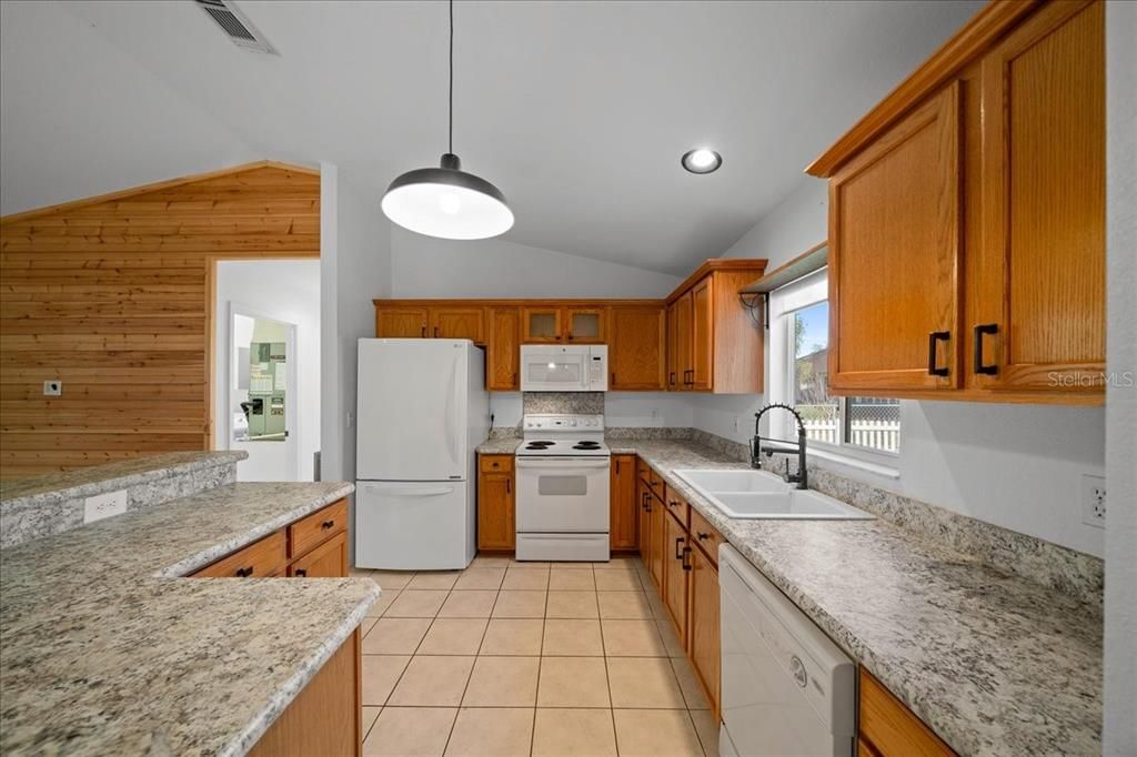 待售: $199,900 (2 贝兹, 2 浴室, 1296 平方英尺)