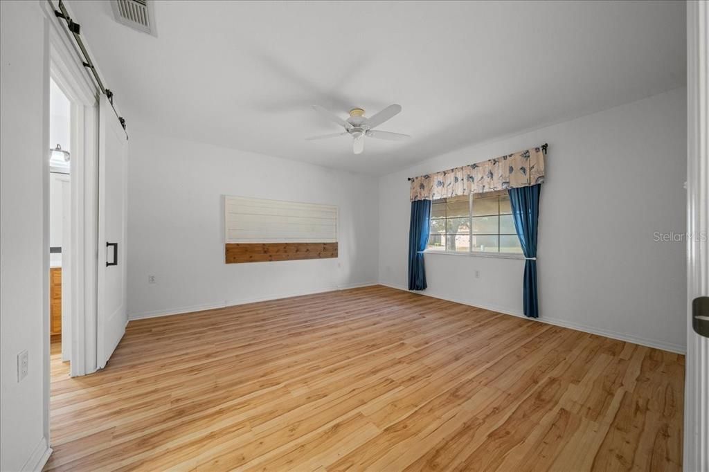 待售: $199,900 (2 贝兹, 2 浴室, 1296 平方英尺)