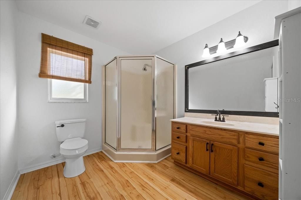 待售: $199,900 (2 贝兹, 2 浴室, 1296 平方英尺)