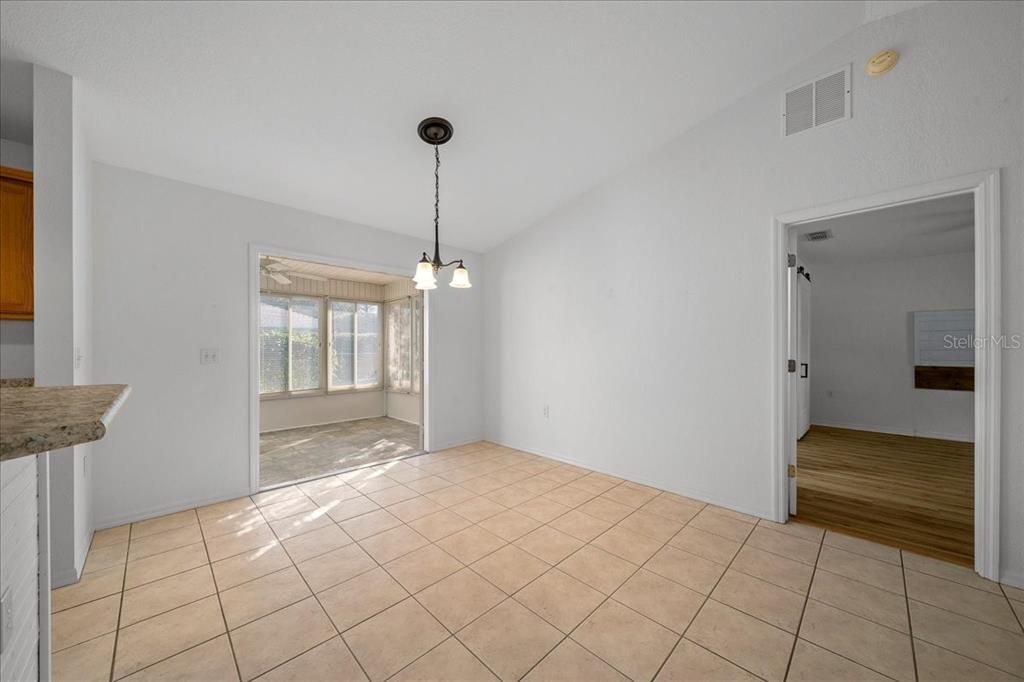 待售: $199,900 (2 贝兹, 2 浴室, 1296 平方英尺)