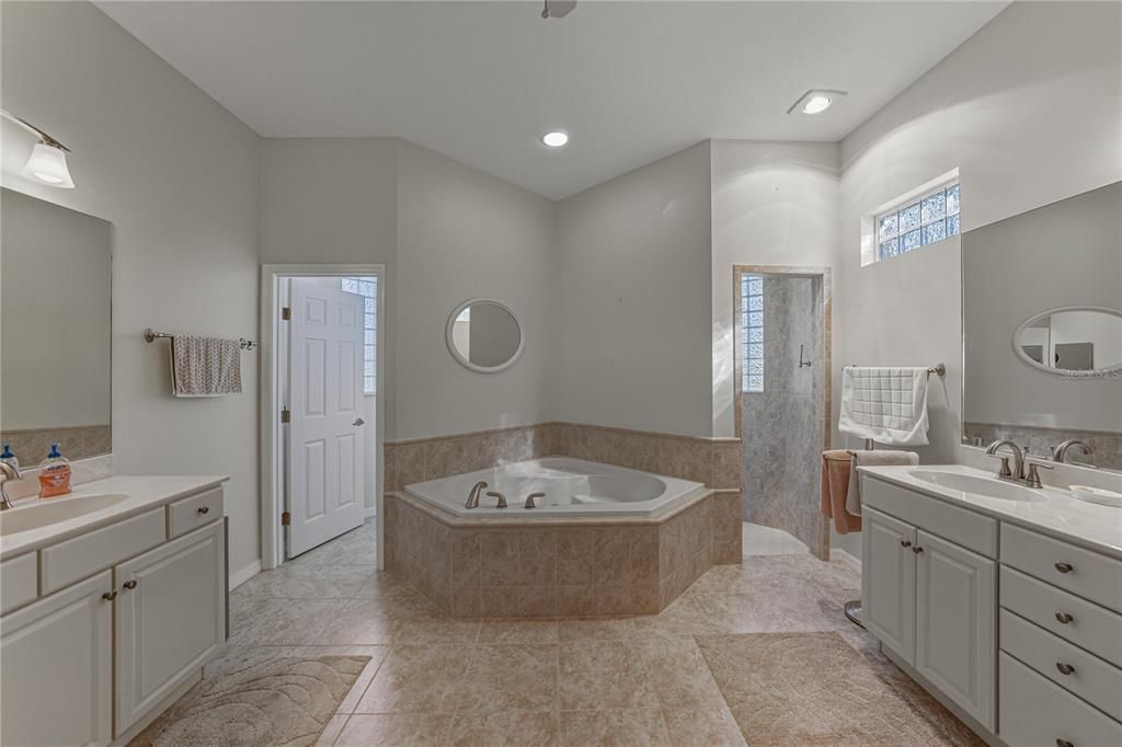 For Sale: $575,000 (4 beds, 3 baths, 2923 Square Feet)