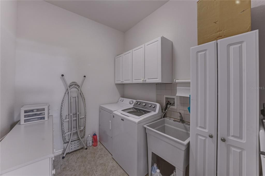 For Sale: $575,000 (4 beds, 3 baths, 2923 Square Feet)