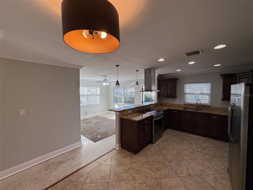 For Rent: $2,500 (3 beds, 1 baths, 1014 Square Feet)