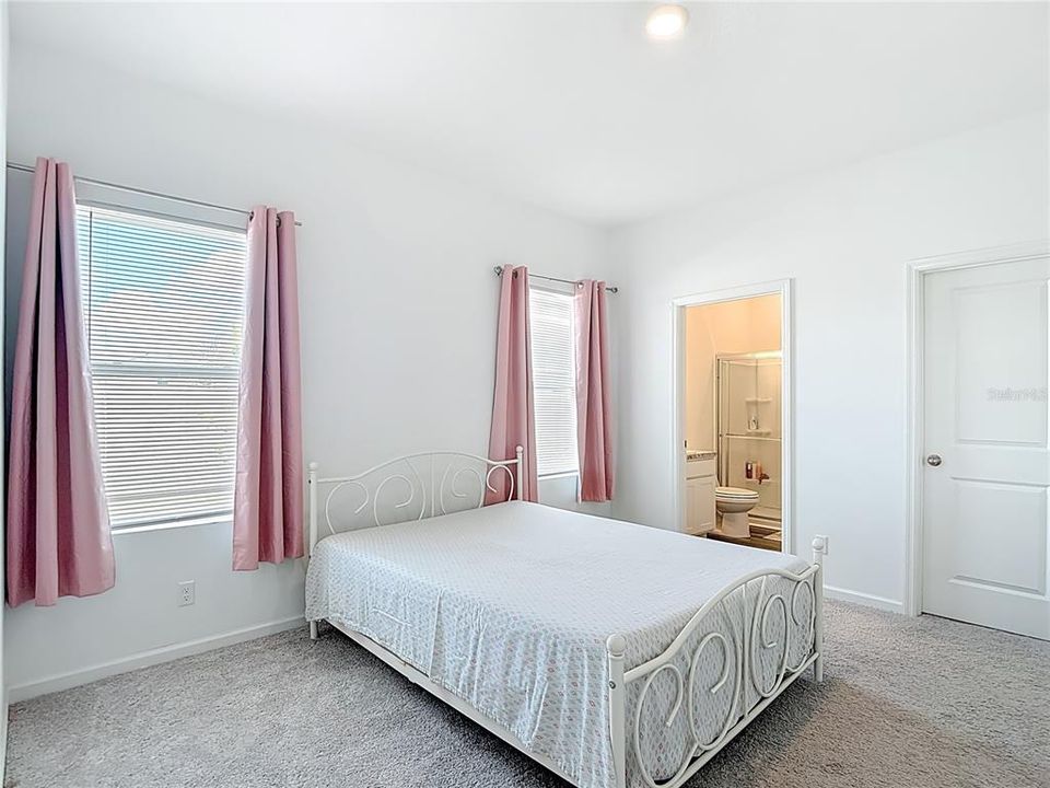 For Rent: $2,300 (3 beds, 2 baths, 1330 Square Feet)