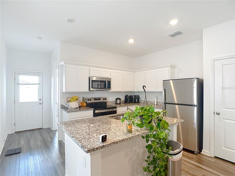 For Rent: $2,300 (3 beds, 2 baths, 1330 Square Feet)