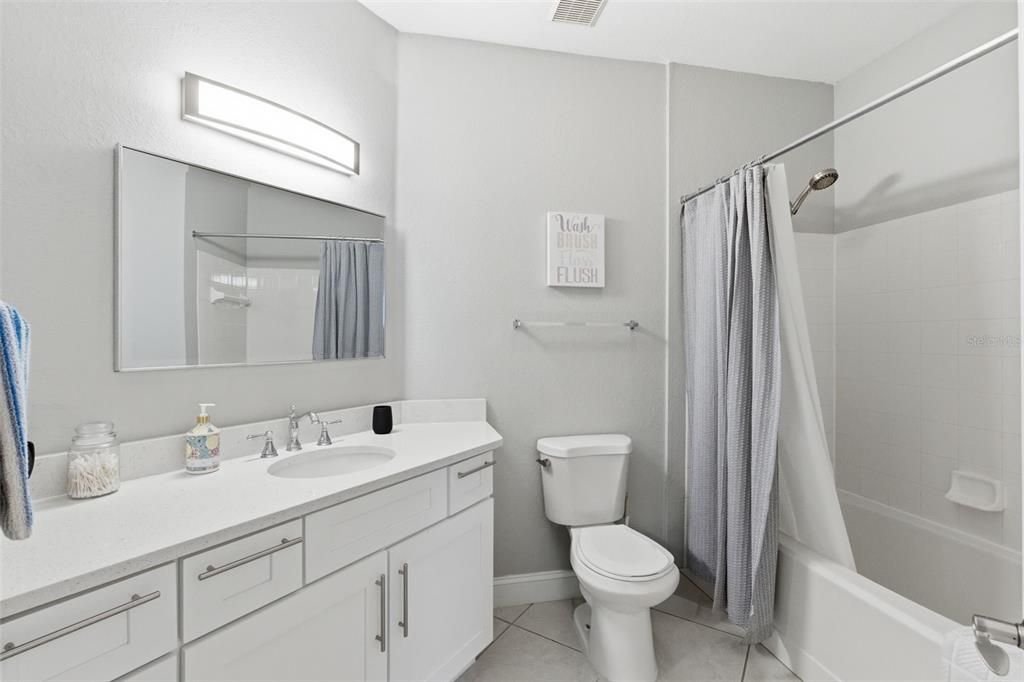 На продажу: $259,900 (2 спален, 2 ванн, 1153 Квадратных фут)