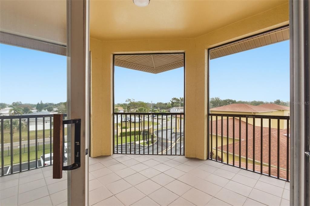 На продажу: $259,900 (2 спален, 2 ванн, 1153 Квадратных фут)