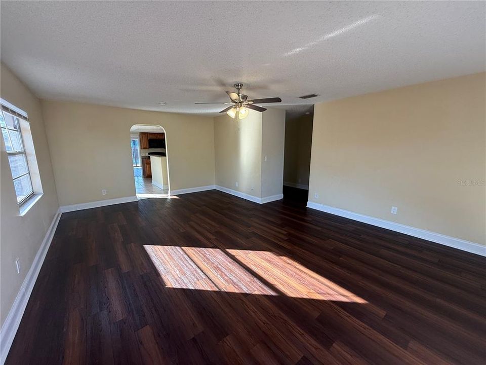 For Sale: $399,900 (3 beds, 2 baths, 1719 Square Feet)