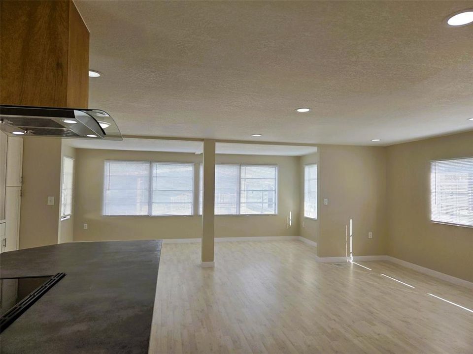 待售: $219,900 (2 贝兹, 2 浴室, 960 平方英尺)