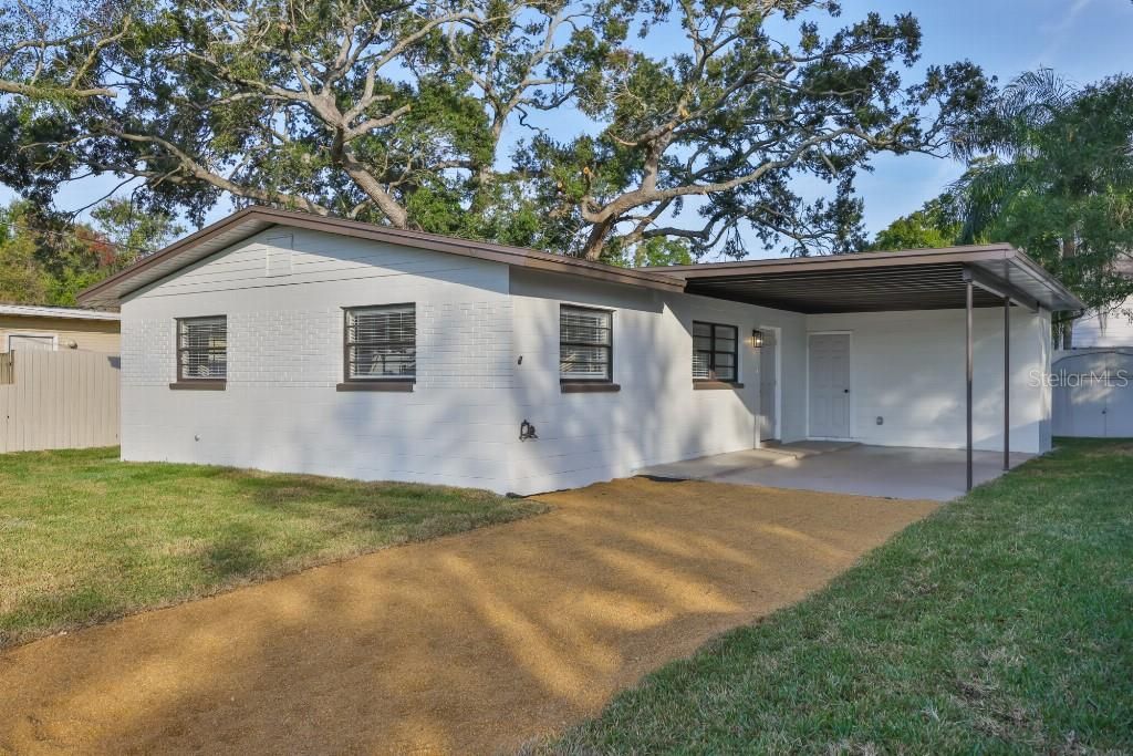 For Sale: $355,000 (3 beds, 1 baths, 988 Square Feet)