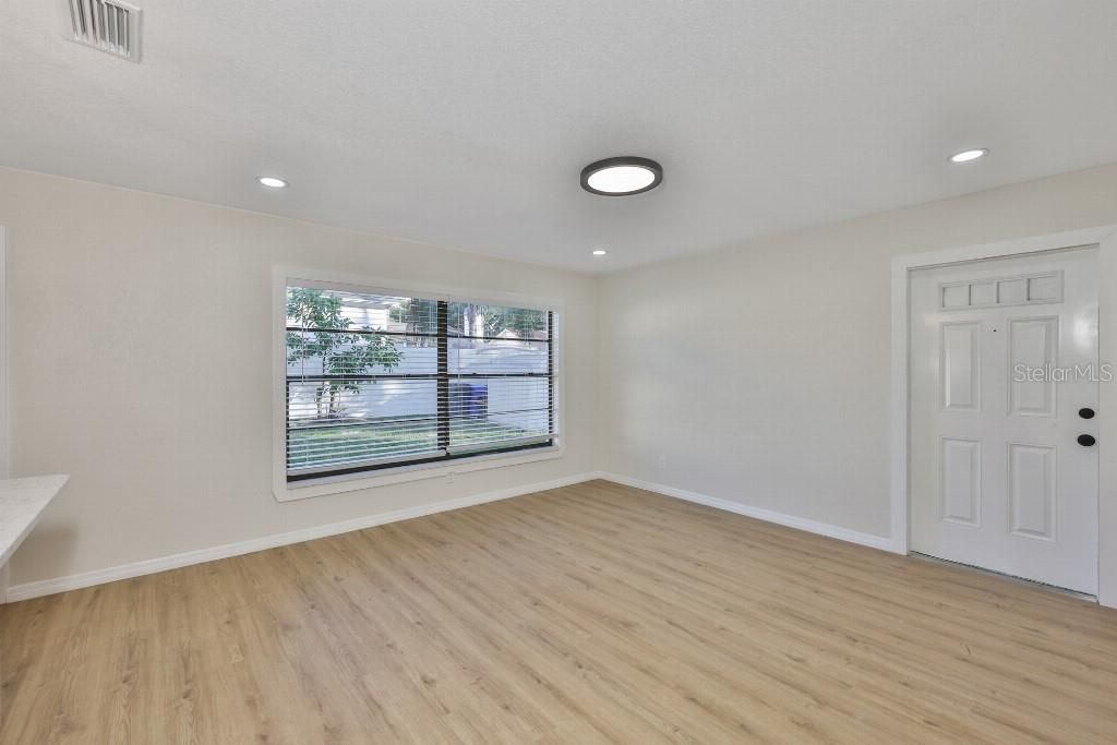 For Sale: $355,000 (3 beds, 1 baths, 988 Square Feet)