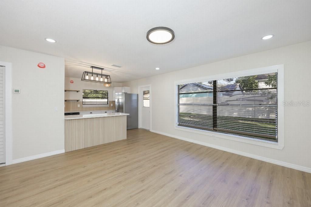 For Sale: $355,000 (3 beds, 1 baths, 988 Square Feet)