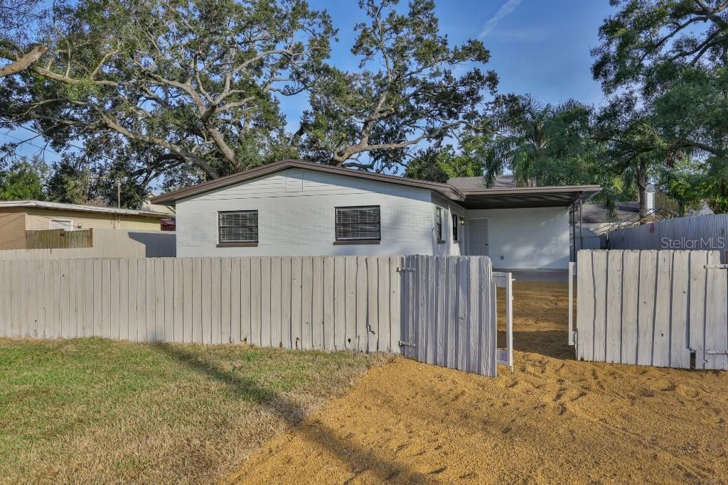 For Sale: $355,000 (3 beds, 1 baths, 988 Square Feet)