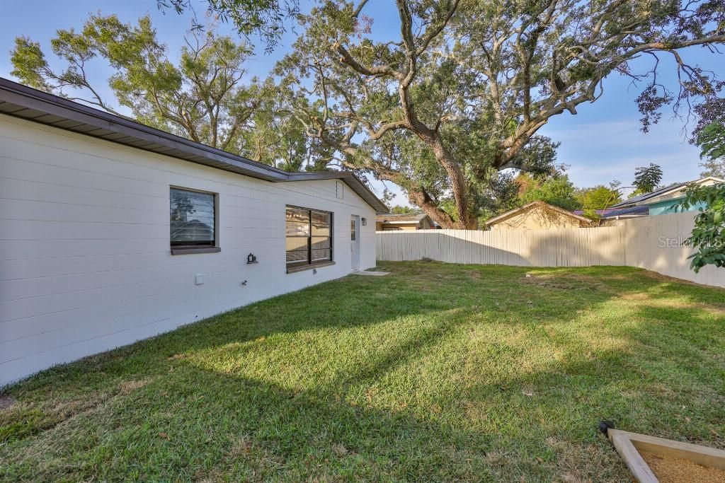 For Sale: $355,000 (3 beds, 1 baths, 988 Square Feet)