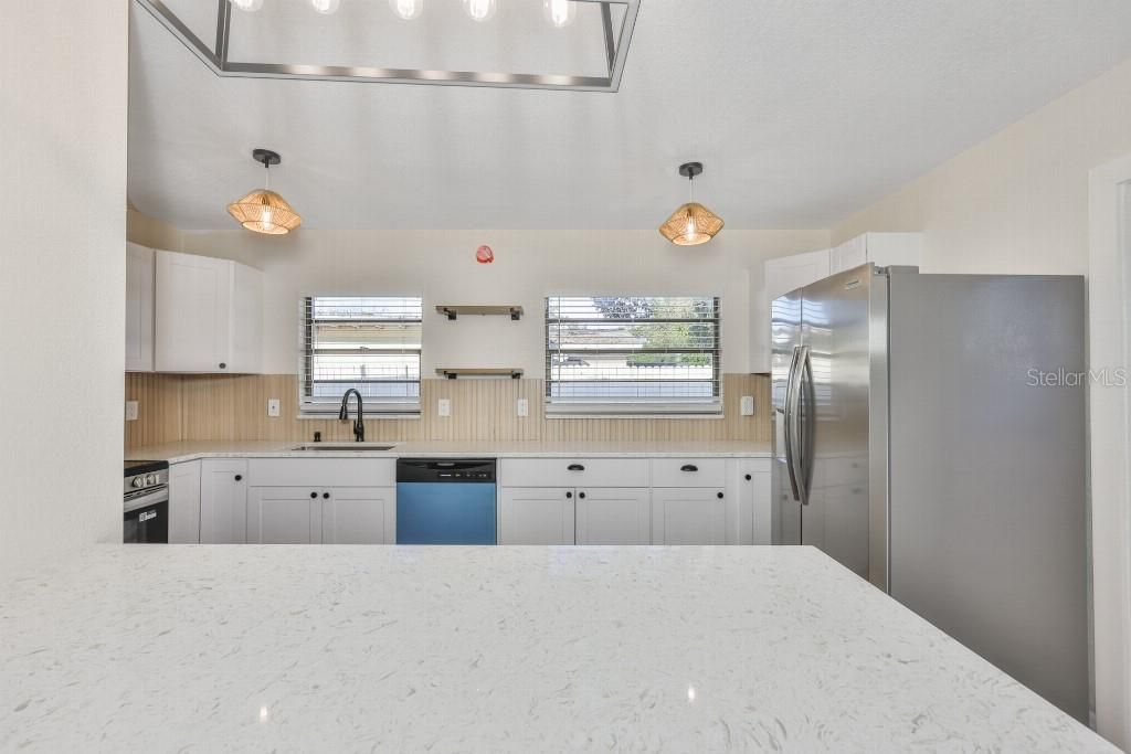 For Sale: $355,000 (3 beds, 1 baths, 988 Square Feet)