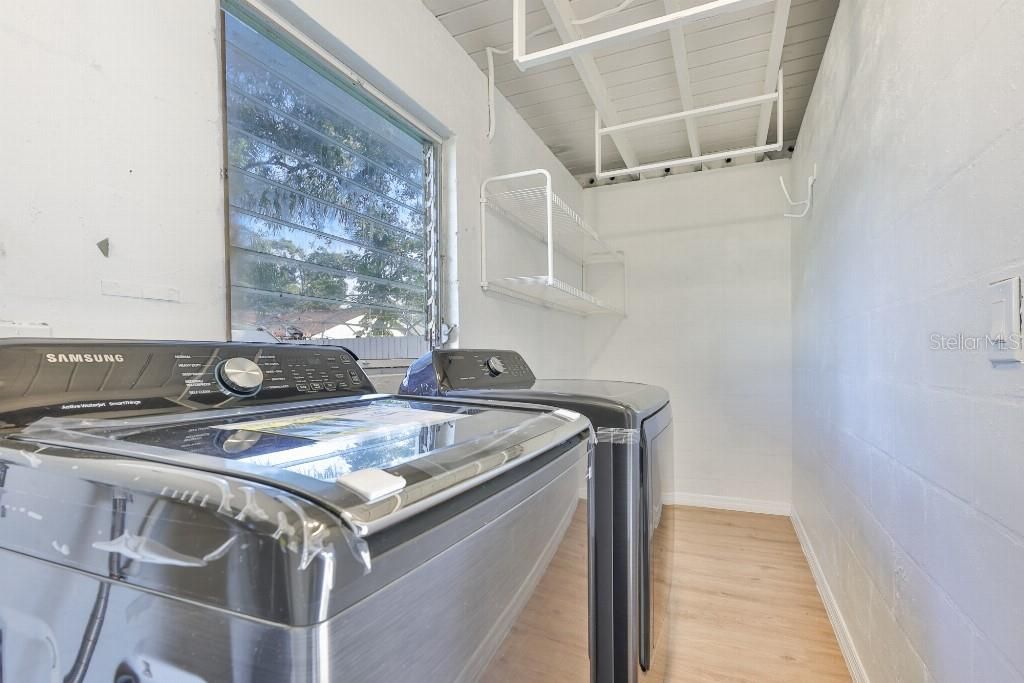 For Sale: $355,000 (3 beds, 1 baths, 988 Square Feet)