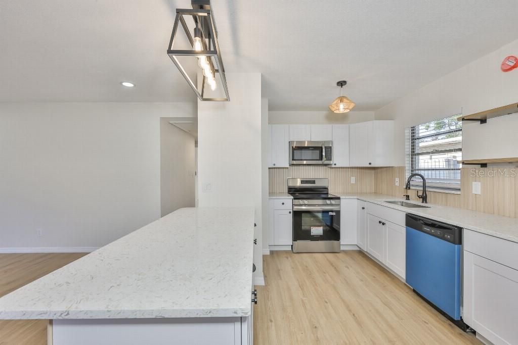 For Sale: $355,000 (3 beds, 1 baths, 988 Square Feet)