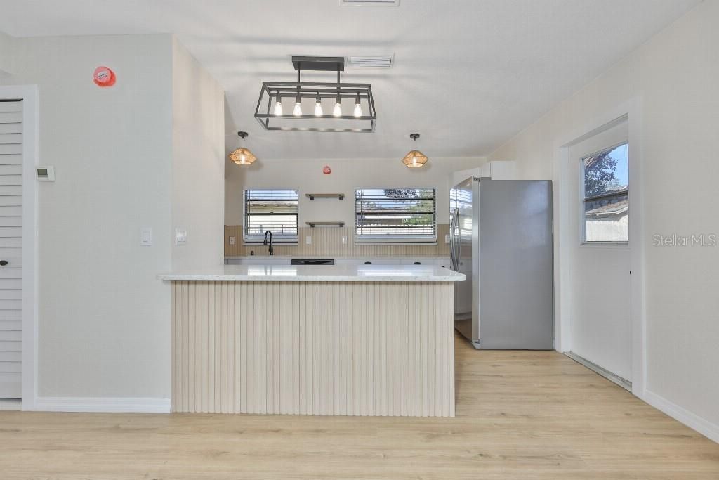 For Sale: $355,000 (3 beds, 1 baths, 988 Square Feet)