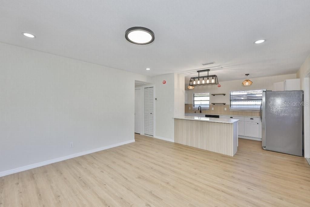 For Sale: $355,000 (3 beds, 1 baths, 988 Square Feet)