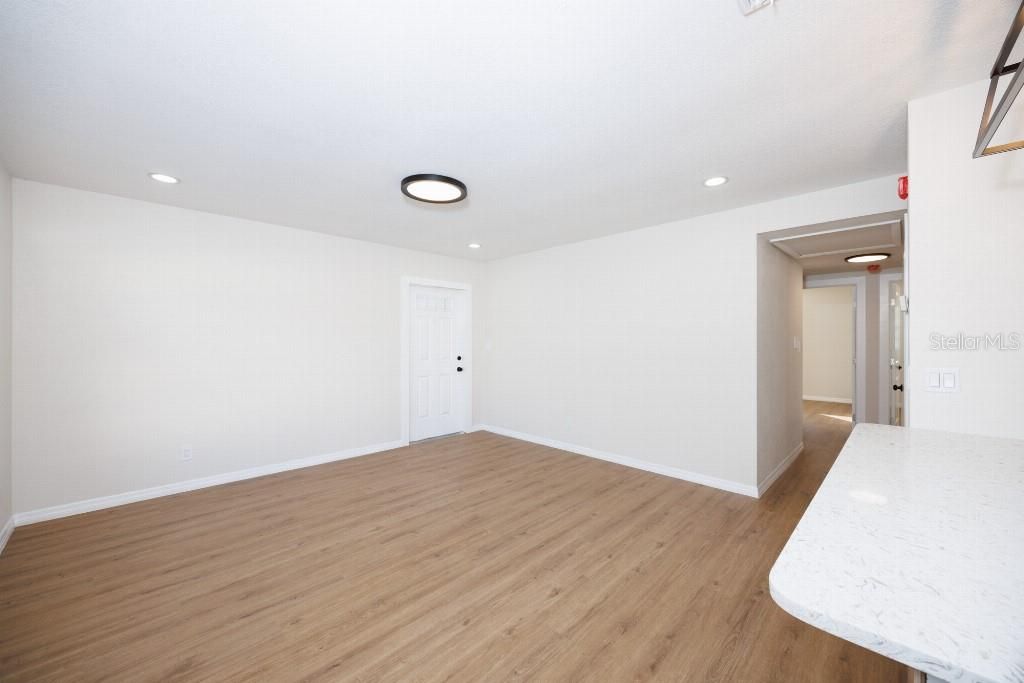 For Sale: $355,000 (3 beds, 1 baths, 988 Square Feet)