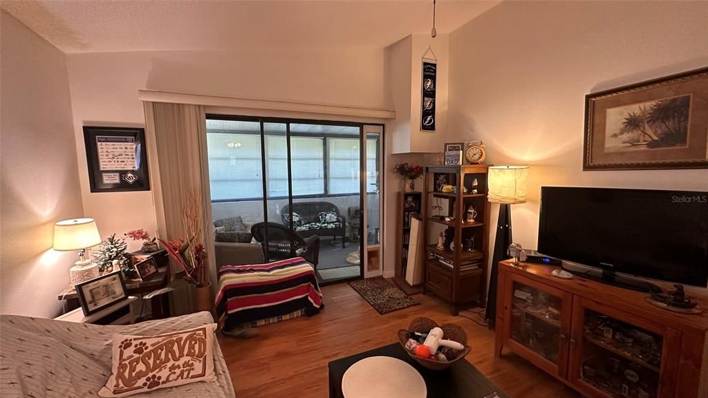 For Sale: $165,999 (1 beds, 1 baths, 760 Square Feet)