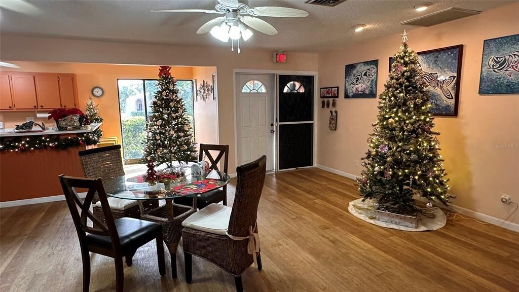 For Sale: $165,999 (1 beds, 1 baths, 760 Square Feet)