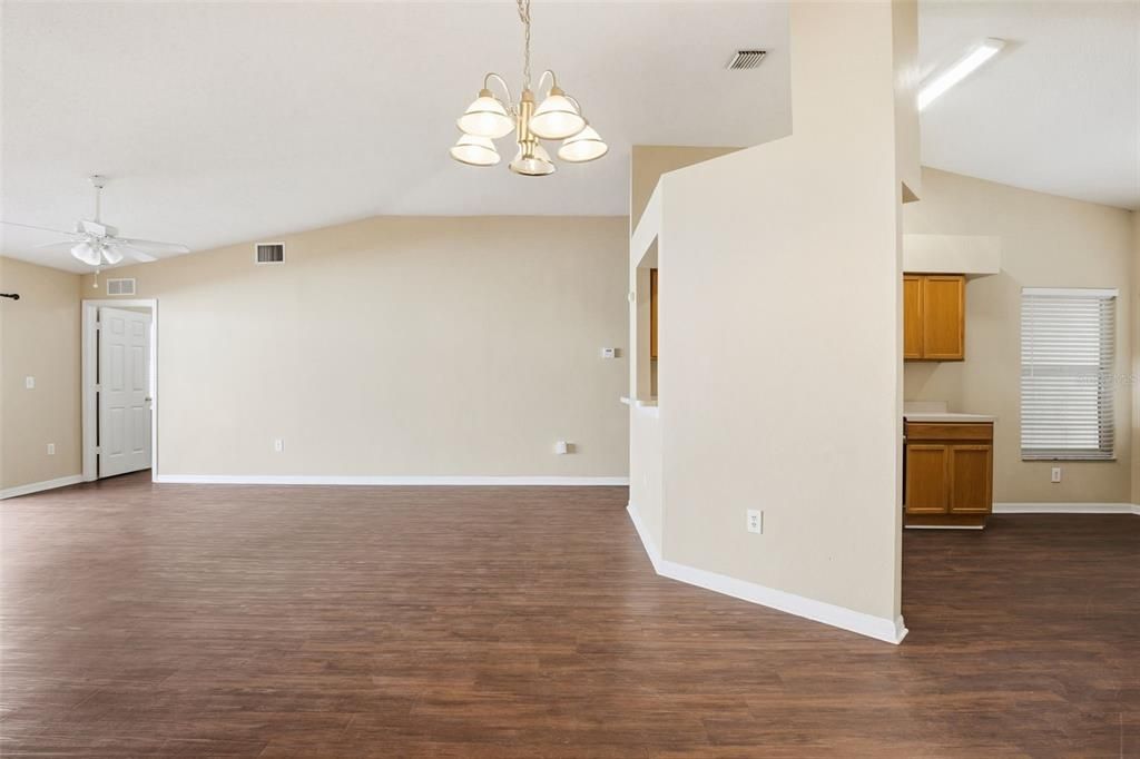 На продажу: $309,900 (4 спален, 2 ванн, 1507 Квадратных фут)