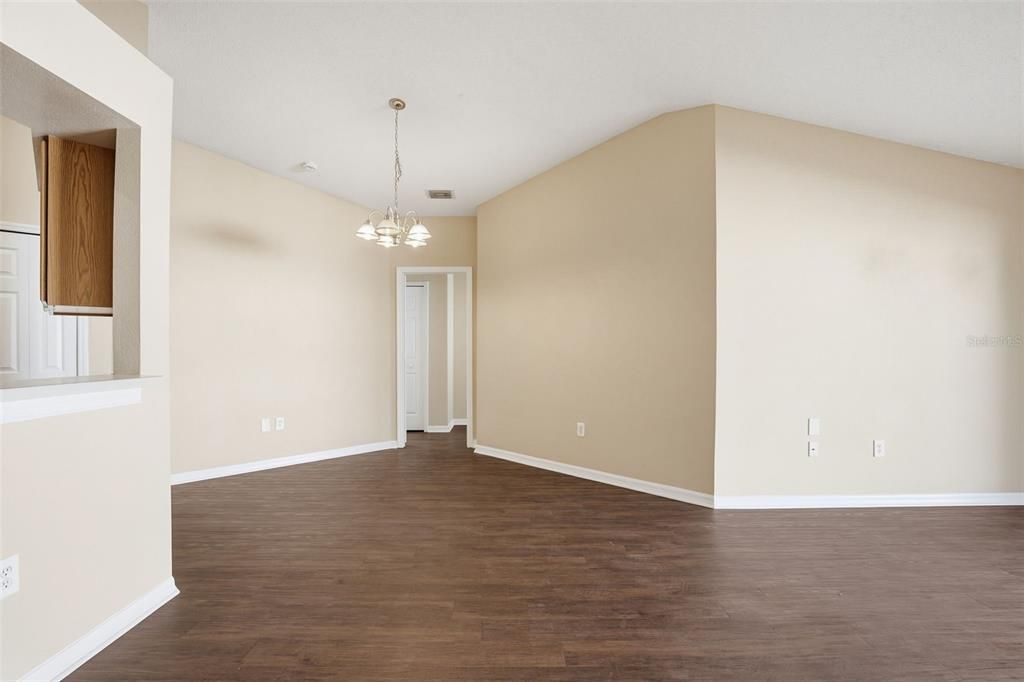 На продажу: $309,900 (4 спален, 2 ванн, 1507 Квадратных фут)