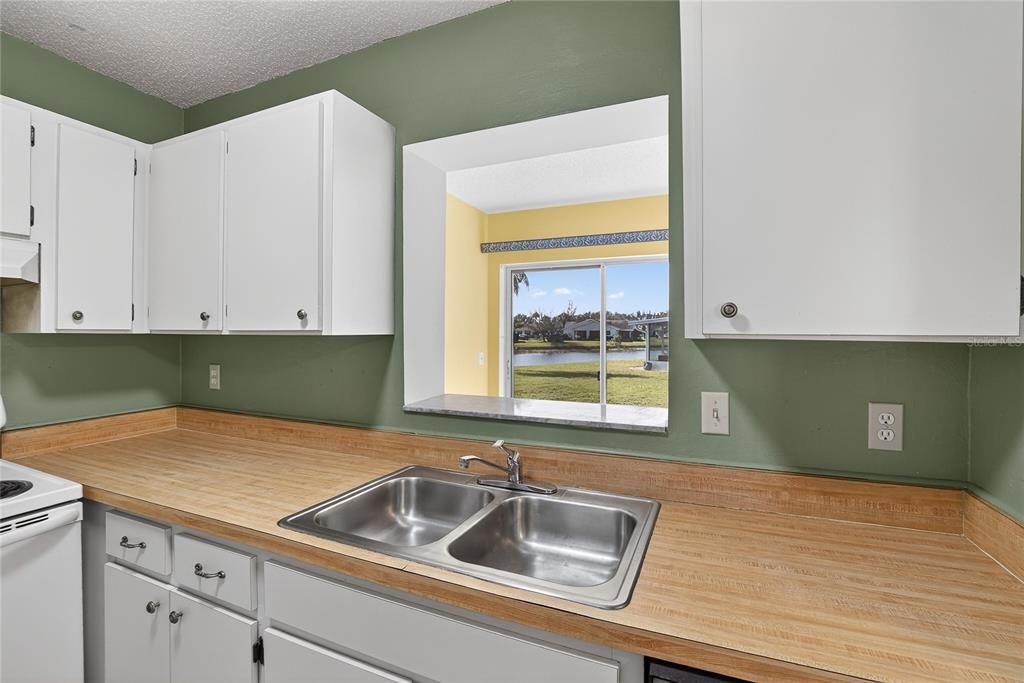 For Sale: $134,900 (2 beds, 2 baths, 984 Square Feet)