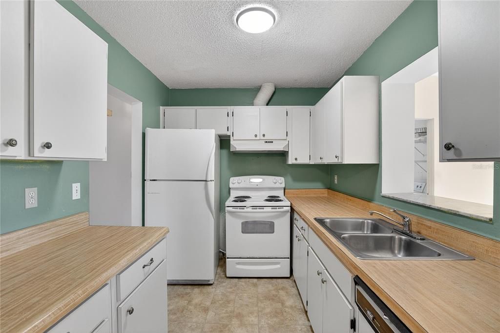 For Sale: $134,900 (2 beds, 2 baths, 984 Square Feet)