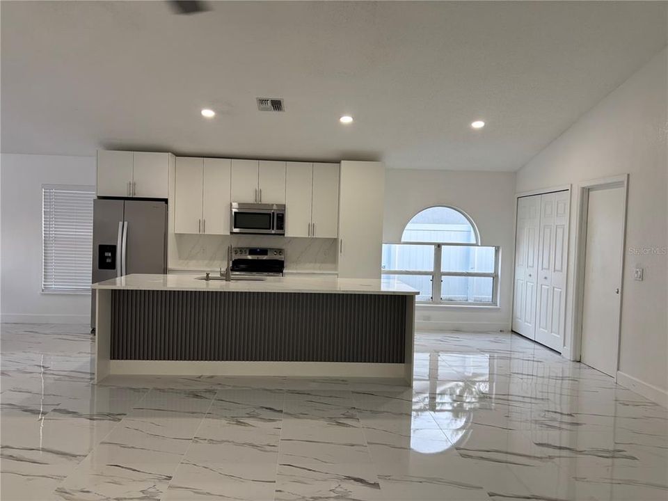 For Rent: $2,400 (3 beds, 2 baths, 1842 Square Feet)