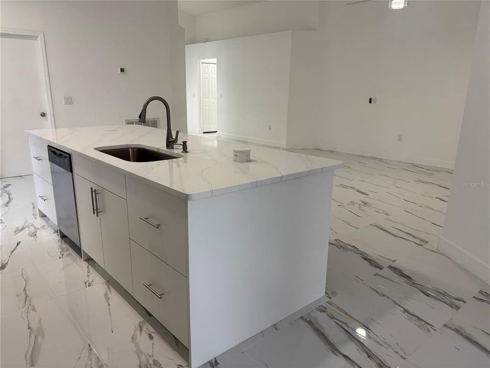 For Rent: $2,400 (3 beds, 2 baths, 1842 Square Feet)