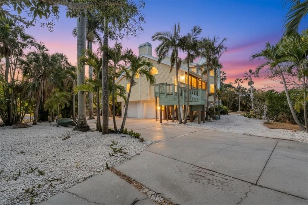 For Sale: $1,395,000 (4 beds, 4 baths, 2470 Square Feet)