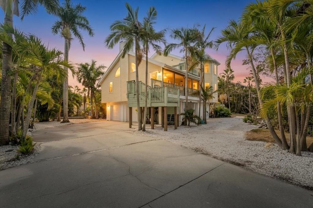 For Sale: $1,395,000 (4 beds, 4 baths, 2470 Square Feet)