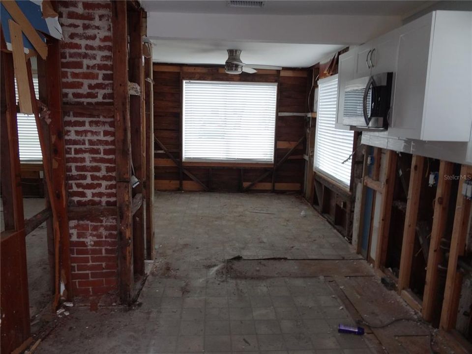 На продажу: $360,000 (2 спален, 1 ванн, 936 Квадратных фут)