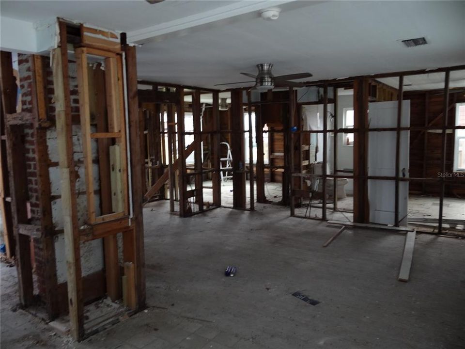 На продажу: $360,000 (2 спален, 1 ванн, 936 Квадратных фут)