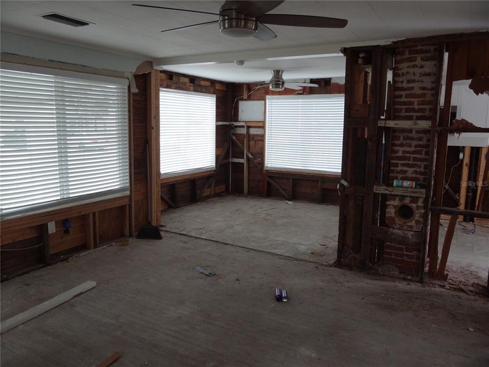 На продажу: $360,000 (2 спален, 1 ванн, 936 Квадратных фут)