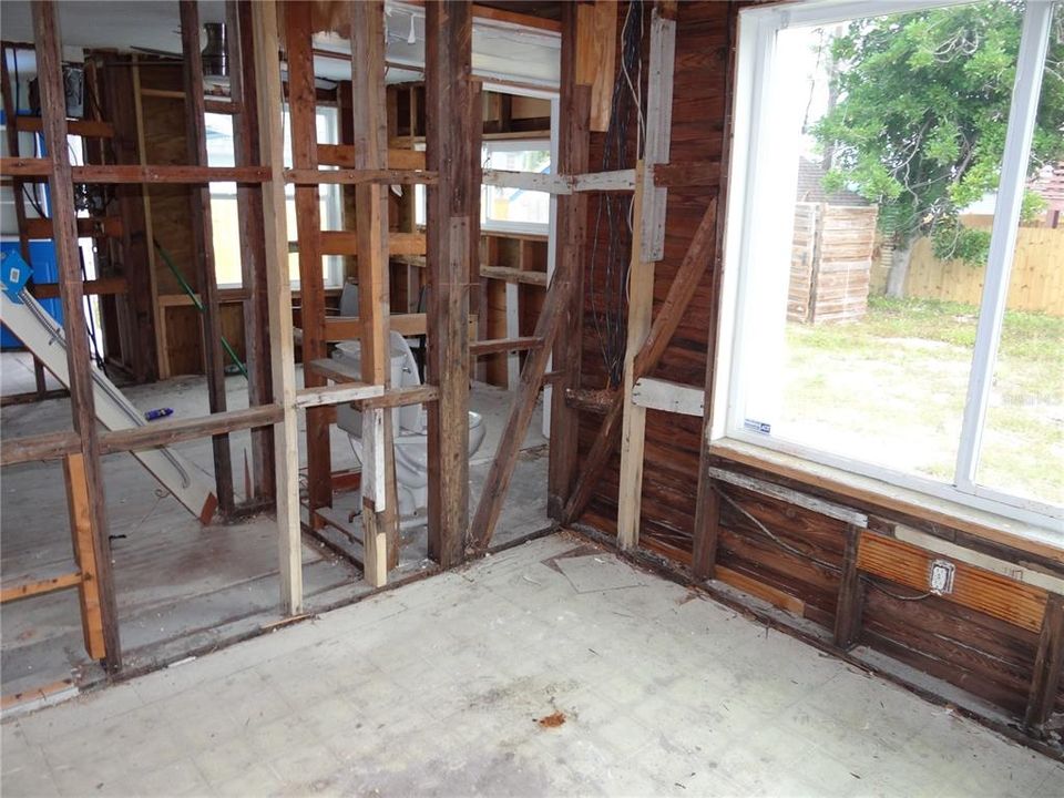 На продажу: $360,000 (2 спален, 1 ванн, 936 Квадратных фут)