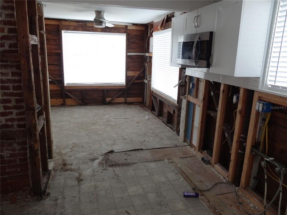 На продажу: $360,000 (2 спален, 1 ванн, 936 Квадратных фут)